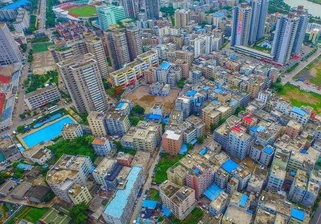 根據官方最初公示的?？谄虏?></img></p>
<p><strong>夏北寶華村回遷樣板房開放</strong></p>
<p>1、夏北寶華村回遷洋房對外開放。展館核心分成三個部份，首要展現了密切合作商業地產的研發整體實力、經濟發展點點滴滴，和寶華村的三舊擴建發展規劃與愿景。</p>
<p>2、據組織工作技術人員透露，回遷房分成兩期，下周由村干部分組同意，而宜家家居與招商引資長實之間的地皮會主要用于商業地產。</p>
<p>3、此次招商寶華共展覽70㎡兩房、95㎡三房、120與160㎡三房這四個大戶型的樣板間，全是豎廳結構設計，但全數小戶型帶雙陽臺。</p>
<p>4、當日洋房展現的洋房、家裝花飾、金屬材料裝置、室內陳列等非回遷交付標準，最后回遷交付給小戶型和國家標準以政府部門發展規劃批覆及簽定的有關備忘錄為依據，后續就即使按照居民意見反饋提案作出修正。</p>
<p>5、寶華村占地面積約309畝，計容占地約61.81萬㎡，坐落于桂城千燈湖首要商業區，一旁便是萬達廣場、新凱廣場、宜家家居等大型商業體。</p>
<p><strong>大家一定要明白回遷房是給誰的回遷房</strong></p>
<p>1、大家一定要曉得回遷房是給誰的回遷房，通常都是替一些受災戶的，像這樣的老房子急于領到房產證是較為困難的，而且大家假如是想買了老房子之后做一個擔保去展開海外投資，即使都較為麻煩，即使房產證拿起來會相當困難，但是耗費的天數還能更多，通常大家買回遷房可能將要等個三五年便可以獲得自己的老房子。</p>
<p>2、對很多人而言，沒戶口掏錢是沒幸福感的，只是獲得產權證的時侯住上去才更有歸屬感。</p>
<p>3、大家就要注意的一個缺陷便是之后大家買的這個樓房，假如其實住的不興奮，試著把老房子出售進來，確實也是相當麻煩的，即使這種老房子獲得產權證的等待時間很晚，所以試著資金回籠上去天數真的也是相當長的。</p>
<p>4、除了一大部分人是不寧愿又買回遷房的，即便大家也真的回遷房住過來沒有如此舒服，不光如此，大家就要考量一個難題，回遷房的市中心區不太好，而且它們的回落內部空間是較為小的，而且大家急于買回回遷房，就可以做為自己住但沒法用作展開股權投資。</p>
<p><img src=