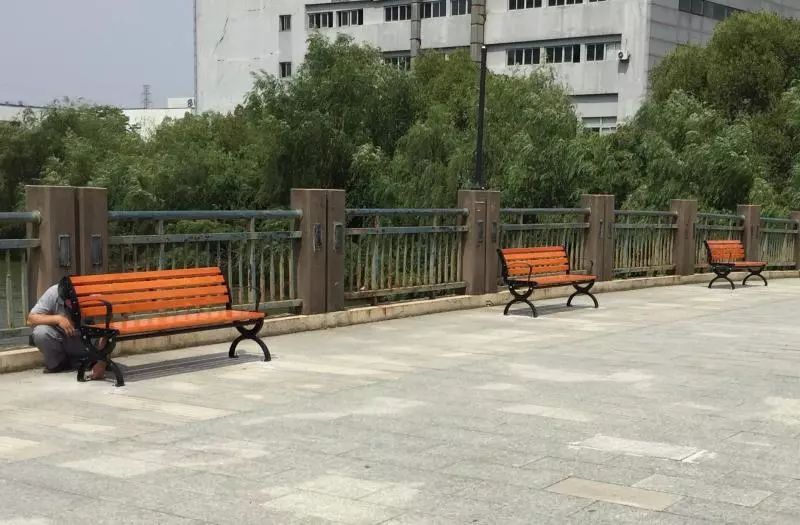 而且一般業(yè)主都會把車位拿出來單獨(dú)出售